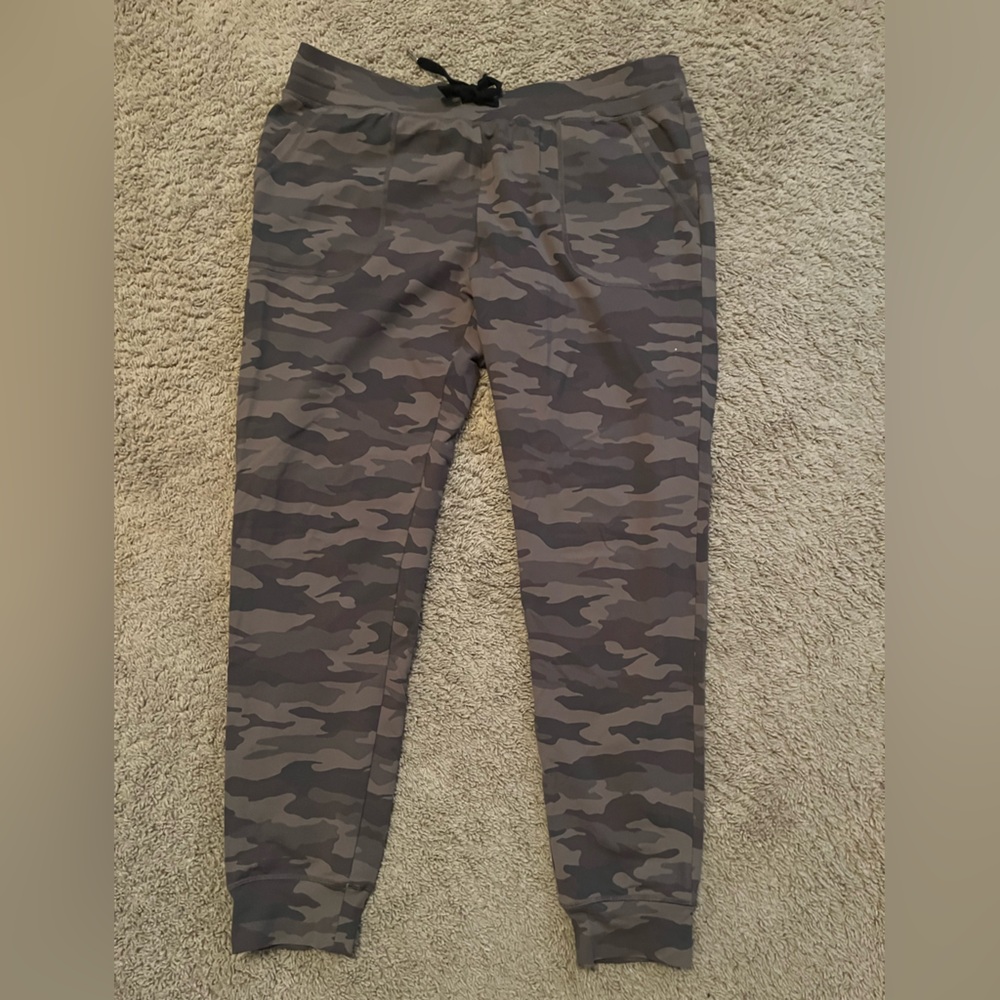 Zyia Unwind Camouflage Print Joggers